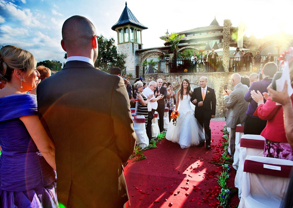 Fotografía de la entrada de la novia con luz de atardecer