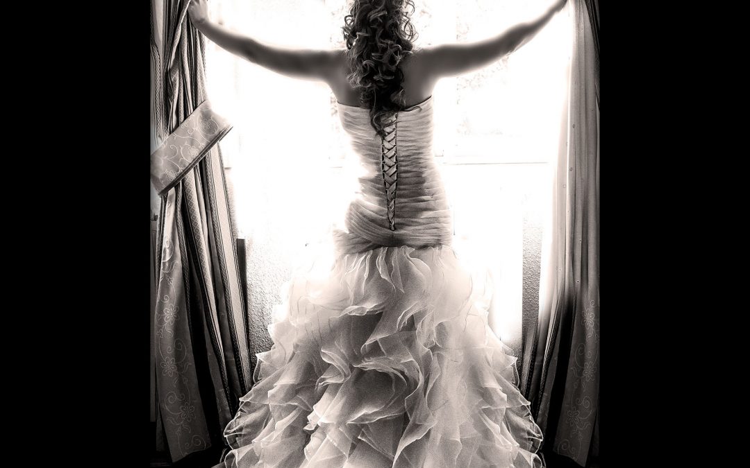 Fotografo de boda profesional - Fotografía de la novia de espaldas