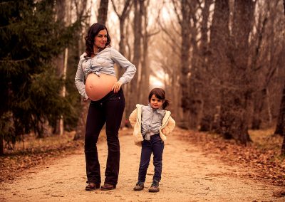 Fotografia de embarazo, sesiones fotograficas de familia, reportaje de pre-mama en Rascafria
